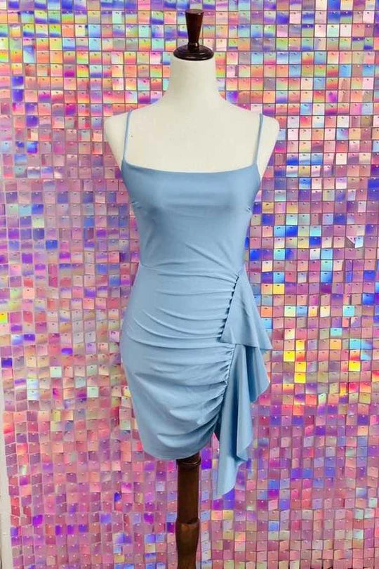 Vestido ajustado para fiesta de bienvenida con tirantes y volantes